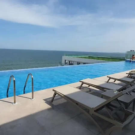 Infinity Aqua Blue Roof Pool & - Private Parking Apartment