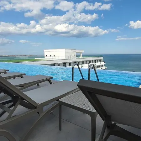 Infinity Aqua Blue Roof Pool & - Private Parking Apartment *