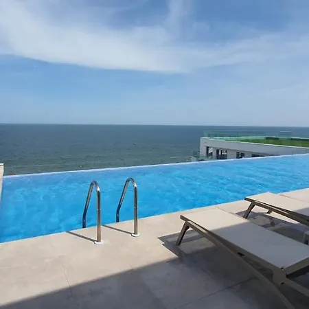 Infinity Aqua Blue Roof Pool & - Private Parking