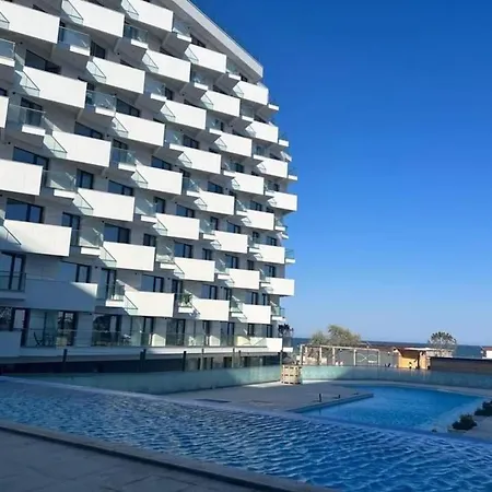 Infinity Aqua Blue Roof Pool & - Private Parking Apartment